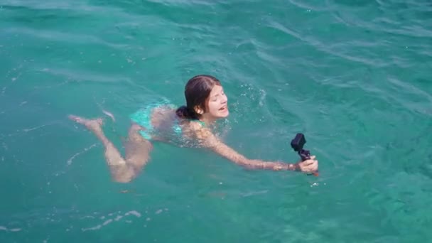 Девочка Подросток Плавает Потрясающих Голубых Водах Таиланда Ручной Камерой — стоковое видео