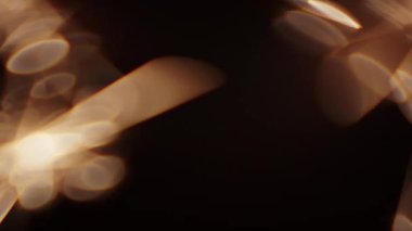 Çerçevenin sağından ve solundan koyu arkaplana doğru yanan kıvılcımlardan Bokeh ışıklarının yakın plan görüntüsü