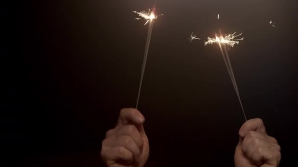 Une Vidéo Montrant Des Mains Levant Deux Paires Étincelles Brûlantes — Video