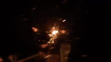Bulanık, yanan altın bir maytap Bokeh ışıkları yayıyor koyu bir arka plana karşı