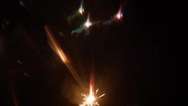 Çerçevenin Alt Kısmında Koyu Arkaplanda Bulanık Renkli Işık Efektleriyle Yanan — Stok video