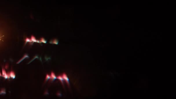 暗い背景にぼんやりとピンクの光の効果を持つフレームの左側に燃える輝き — ストック動画