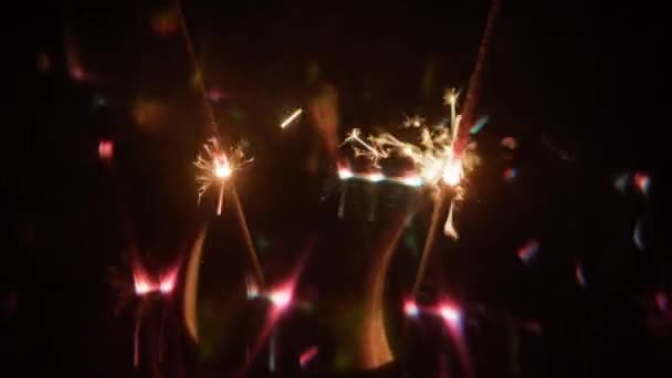 Deux Étincelles Brûlantes Avec Des Effets Lumière Rose Blanc Flous — Video