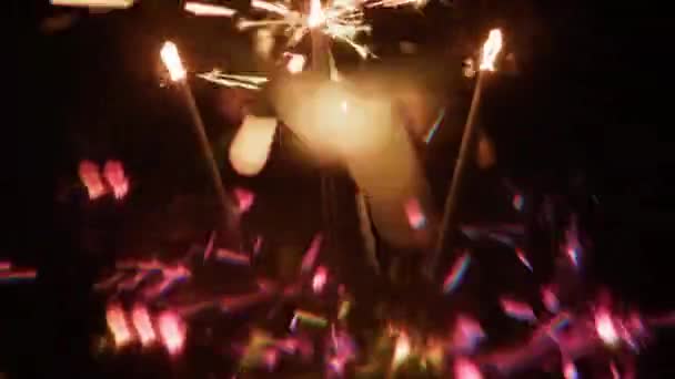 Drei Brennende Wunderkerzen Mit Verschwommenen Rosa Lichteffekten Vor Dunklem Hintergrund — Stockvideo