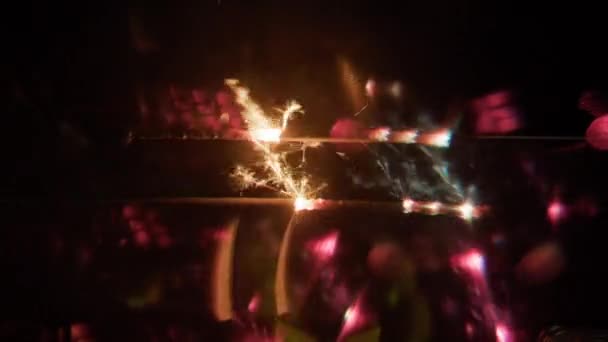 Verschwommene Goldene Weiße Und Rosa Lichteffekte Einer Brennenden Wunderkerze Vor — Stockvideo