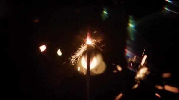 Yanan Bir Maytapın Koyu Arkaplandaki Bulanık Altın Yeşil Pembe Işık — Stok video