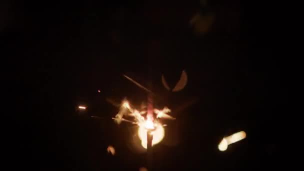 Bulanık Altın Yeşil Pembe Işık Efektleri Yanan Bir Maytapın Koyu — Stok video