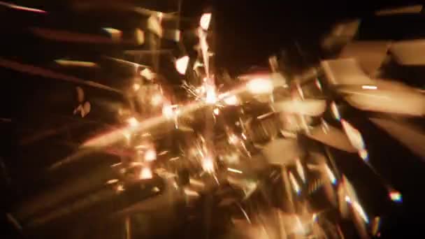 Unscharf Brennende Wunderkerze Mit Goldenen Lichteffekten Vor Dunklem Hintergrund — Stockvideo