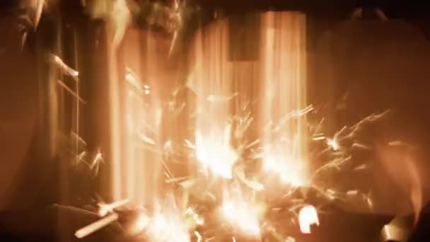 Brennende Wunderkerzen Emittieren Unscharfe Goldene Vertikale Lichteffekte Vor Dunklem Hintergrund — Stockvideo
