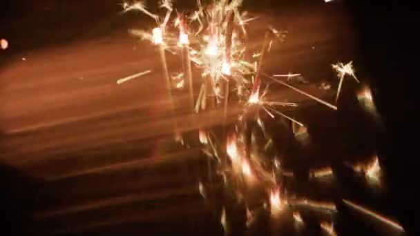 Cinq Étincelles Brûlantes Émettant Des Effets Lumière Dorés Flous Sur — Video