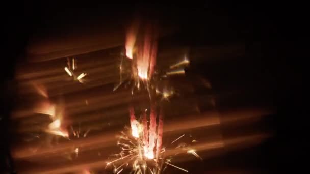 Fünf Wunderkerzen Brennen Senkrecht Auf Dem Unteren Teil Des Rahmens — Stockvideo