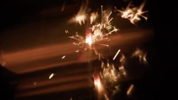 Une Paire Étincelles Brûlantes Émettant Des Effets Lumière Dorés Flous — Video