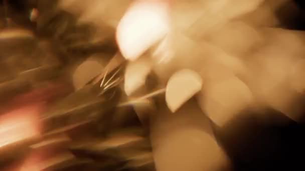 Eine Verschwommene Brennende Wunderkerze Die Rosa Und Goldene Bokeh Lichter — Stockvideo