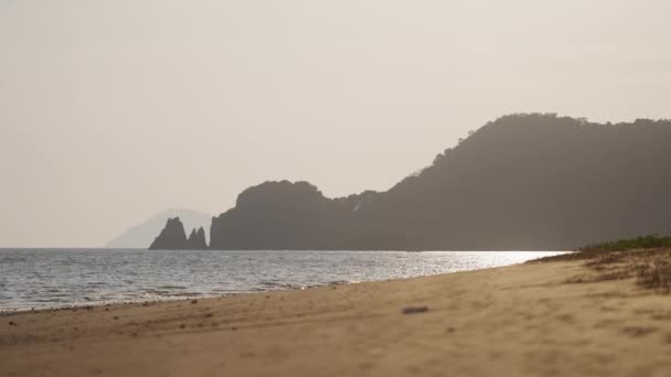 Una Amplia Toma Una Playa Tropical Brumosa Tailandia Amanecer — Vídeo de stock