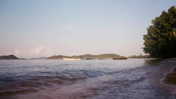 Gran Tiro Desde Orilla Del Mar Que Muestra Barcos Islas — Vídeos de Stock