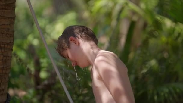Ein Video Zeigt Die Rückansicht Eines Jungen Beim Duschen Freien — Stockvideo