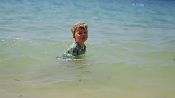 在泰国的一个海滩上 一个小男孩游向摄像机的白天录像 — 图库视频影像