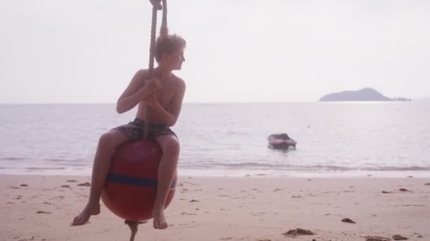 Nagranie Pokazujące Chłopca Patrzącego Daleko Kołyszącego Się Boi Linie Plaży — Wideo stockowe