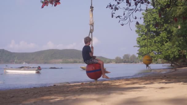 Видео Мальчика Качающегося Буйном Мяче Замедленной Съемке Пляже Днем Таиланде — стоковое видео
