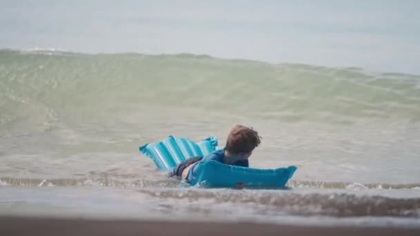 在泰国 一个男孩躺在充气的气垫上 等待着白天的海浪 — 图库视频影像