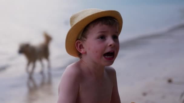 Tayland Bir Plajda Yürürken Elinde Hindistan Cevizi Tutan Bir Çocuğun — Stok video