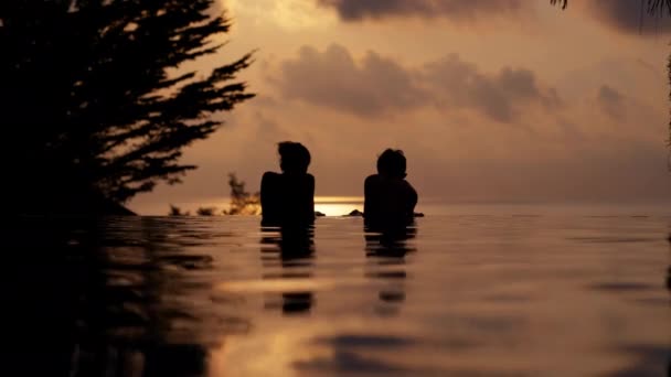 Tayland Gün Batımında Çocukların Sonsuzluk Havuzunda Konuştuklarını Gösteren Bir Video — Stok video