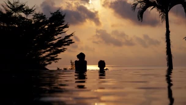 Video Boy Girl Talking Infinity Pool Sunset Thailand — Stock Video