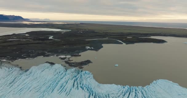 Drone Aereo Che Mostra Ghiaccio Glaciale Che Copre Area Terrestre — Video Stock