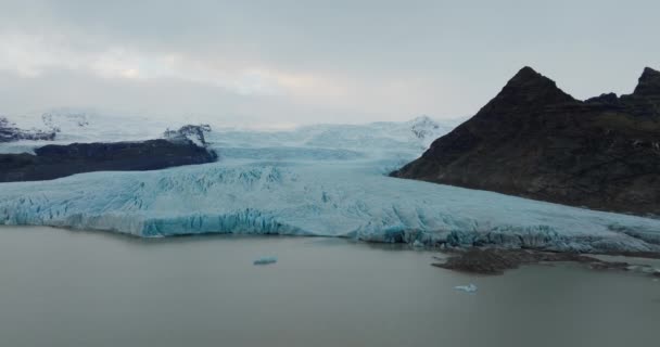 아이슬란드 계곡의 얼어붙은 빙설에 천천히 접근하는 — 비디오