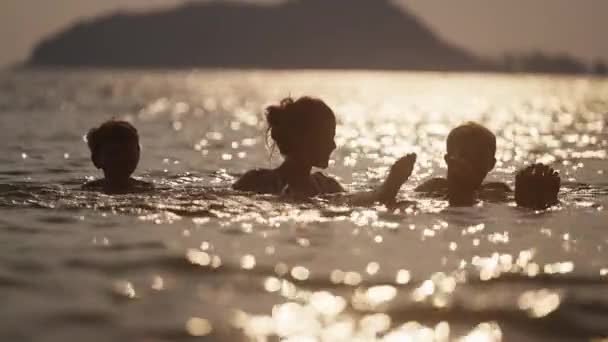 Ein Video Von Kindern Die Während Des Sonnenuntergangs Einem Strand — Stockvideo