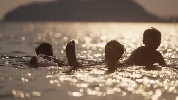 Video Dětmi Které Potloukají Moři Pláži Thajsku Během Dne — Stock video