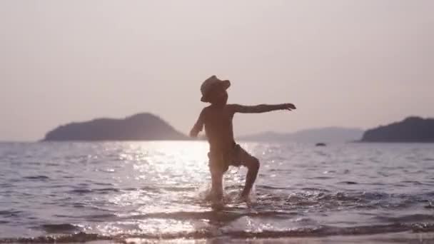 Gün Batımında Tayland Bir Plajda Deniz Kenarında Yürüyen Bir Çocuğun — Stok video