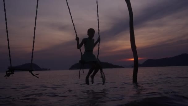 Een Video Van Een Meisje Swingend Een Strand Thailand Tijdens — Stockvideo