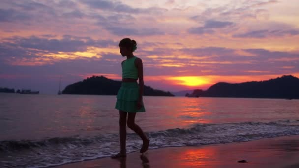 Video Flicka Som Strosar Längs Stranden Thailand Solnedgången — Stockvideo