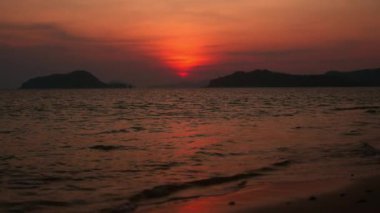 Tayland 'da gün batımını gösteren bir çekim.