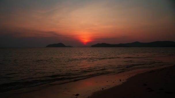 Gün Batımını Gösteren Geniş Bir Çekim Tayland Bir Plajda — Stok video