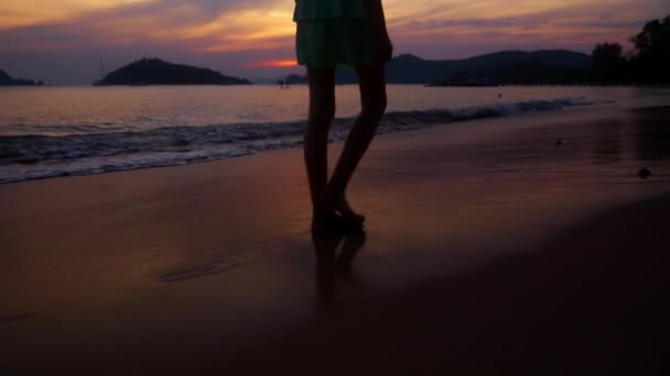 Video Flicka Som Vandrar Den Våta Sanden Stranden Thailand Solnedgången — Stockvideo