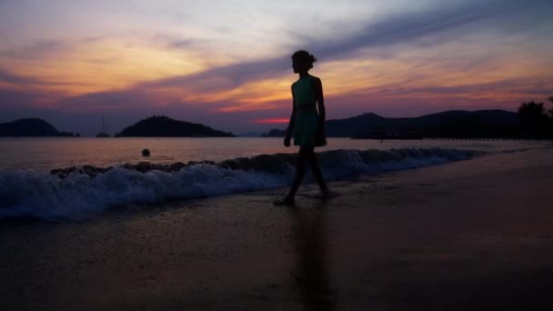 Video Flicka Som Lugnt Går Längs Stranden Strand Thailand Solnedgången — Stockvideo