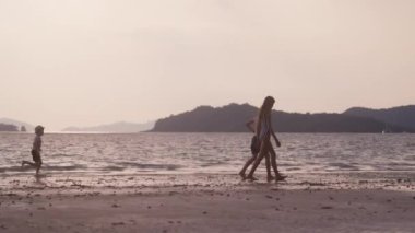 Tayland 'da gündüz vakti kardeşlerine doğru koşan bir çocuğun videosu.