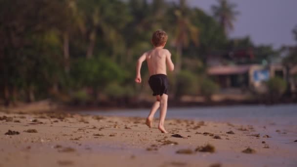 Tayland Bir Plajda Gündüz Vakti Ağır Çekimde Koşan Küçük Bir — Stok video