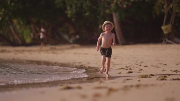 Tayland Sahilinde Gündüz Vakti Ağır Çekimde Koşan Şapkalı Bir Çocuğun — Stok video