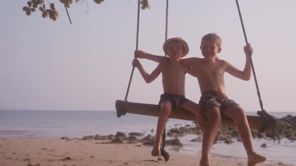 泰国海滩上两个男孩荡秋千的视频 — 图库视频影像