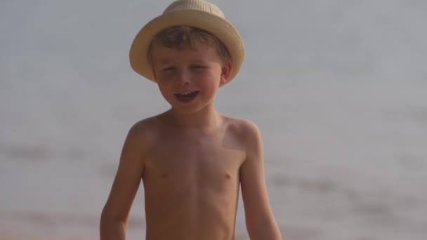 在泰国的一个海滩上散步时 一个小男孩对着摄像机笑了 这是一张白天拍的中景照片 — 图库视频影像