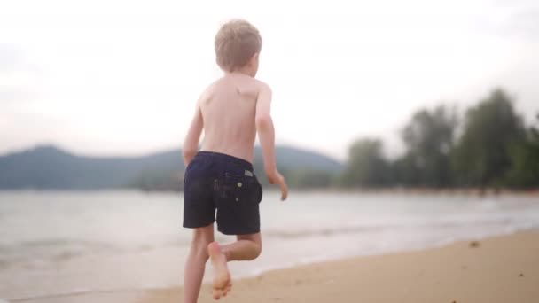 Denní Video Mladého Chlapce Běžícího Podél Pobřeží Pláži Thajsku — Stock video