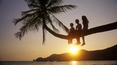 Gün batımında Tayland 'da bir plajda takılan çocukların videosu.