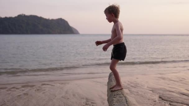Gün Batımında Tayland Bir Plajda Oynayan Kendini Dengeleyen Bir Çocuğun — Stok video