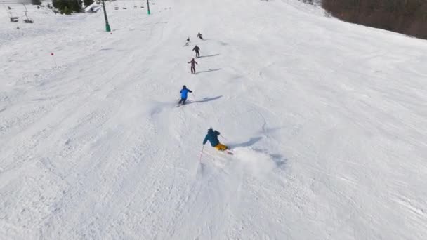Drohne Skifahren Skifahrer Skipiste Gebirge — Stockvideo