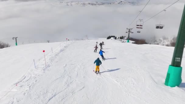 Drohne Skifahren Skifahrer Skipiste Gebirge — Stockvideo