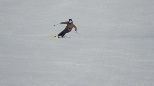 Skifahren Mann Berge Skipiste Schnee — Stockvideo