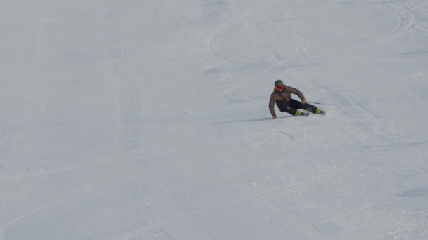 Narciarstwo Człowiek Góry Stok Narciarski Śnieg — Wideo stockowe